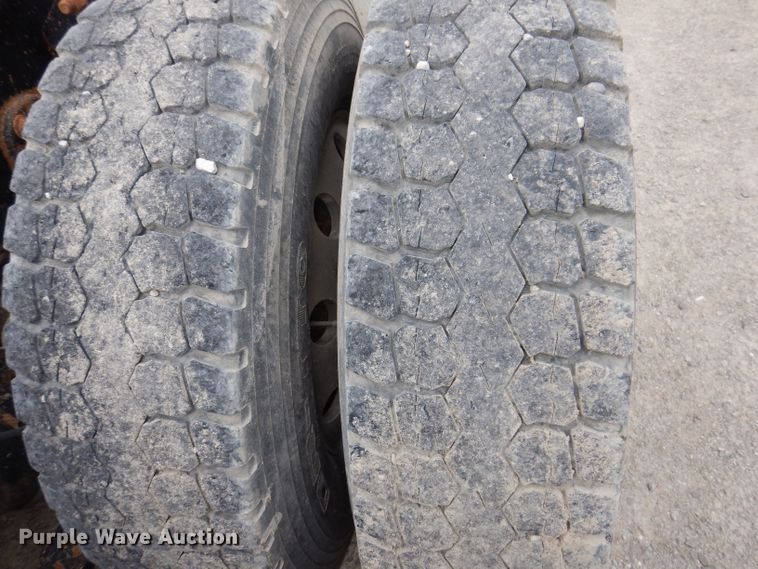 image for item KP9472 2005 Freightliner Columbia  semi truck