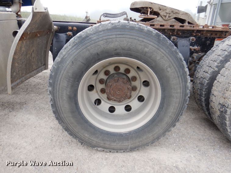 image for item KP9472 2005 Freightliner Columbia  semi truck