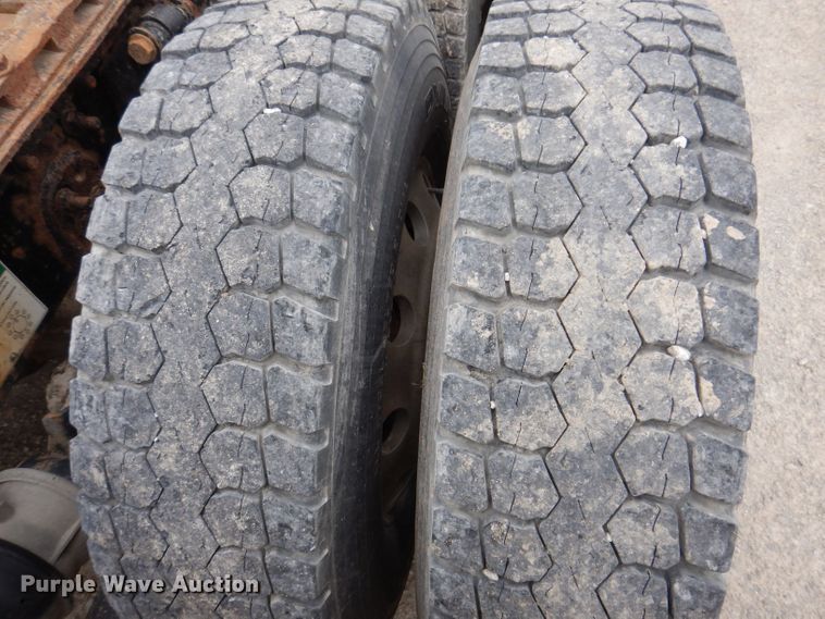 image for item KP9472 2005 Freightliner Columbia  semi truck