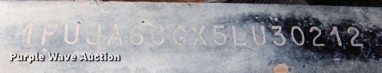 image for item KP9472 2005 Freightliner Columbia  semi truck