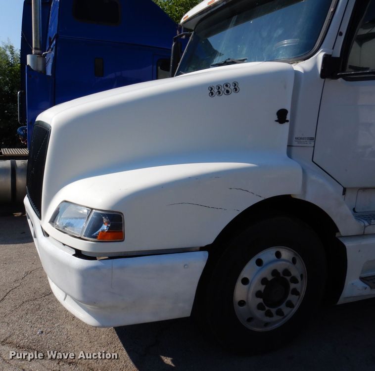 image for item KR9115 1999 Volvo VNL670  semi truck