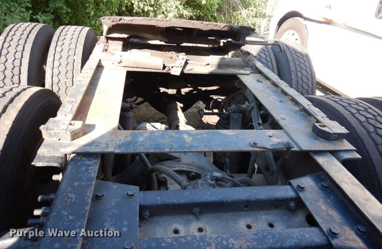 image for item KR9115 1999 Volvo VNL670  semi truck