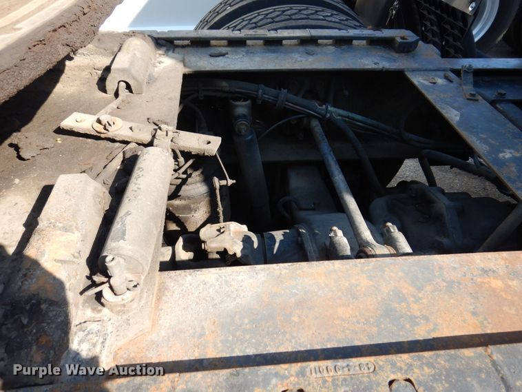 image for item KR9115 1999 Volvo VNL670  semi truck