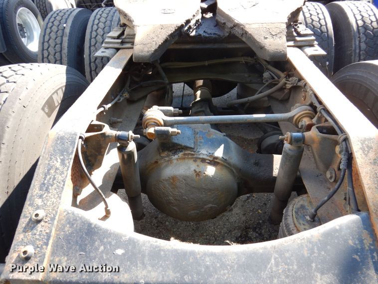 image for item KR9115 1999 Volvo VNL670  semi truck