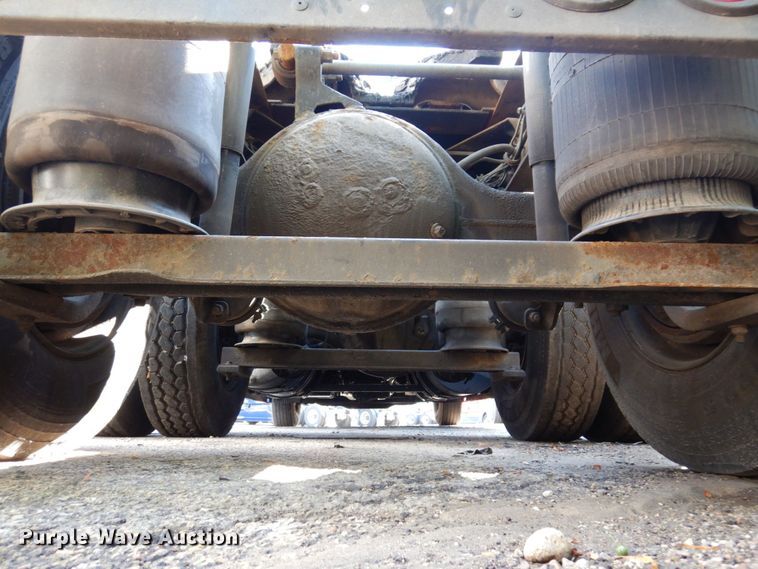 image for item KR9115 1999 Volvo VNL670  semi truck