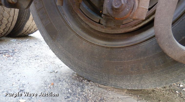 image for item KR9115 1999 Volvo VNL670  semi truck