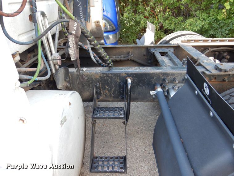 image for item KR9115 1999 Volvo VNL670  semi truck