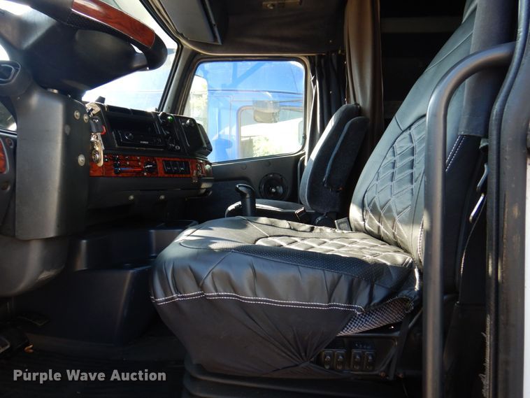 image for item KR9115 1999 Volvo VNL670  semi truck