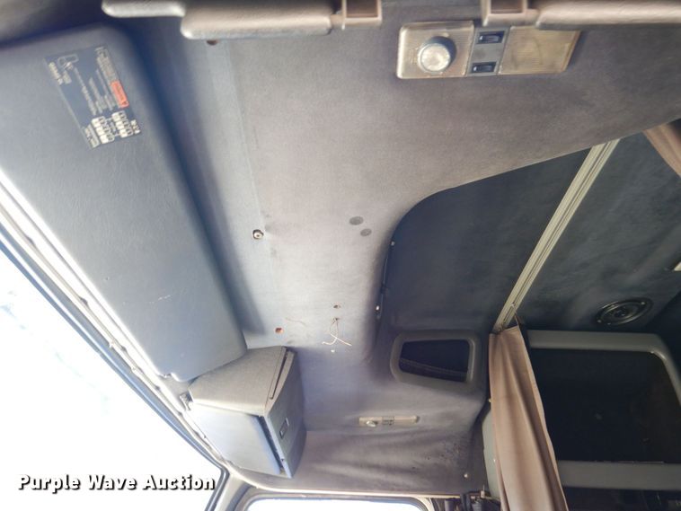 image for item KR9115 1999 Volvo VNL670  semi truck