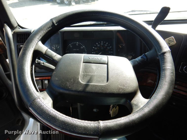 image for item KR9115 1999 Volvo VNL670  semi truck