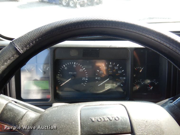 image for item KR9115 1999 Volvo VNL670  semi truck