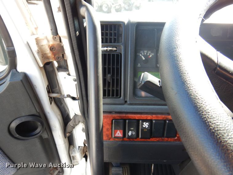 image for item KR9115 1999 Volvo VNL670  semi truck