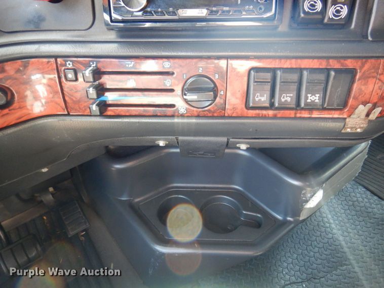 image for item KR9115 1999 Volvo VNL670  semi truck