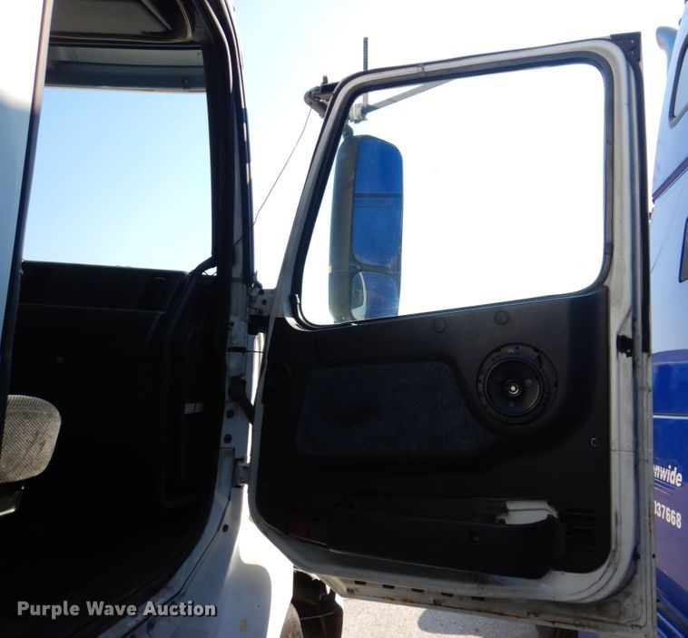 image for item KR9115 1999 Volvo VNL670  semi truck