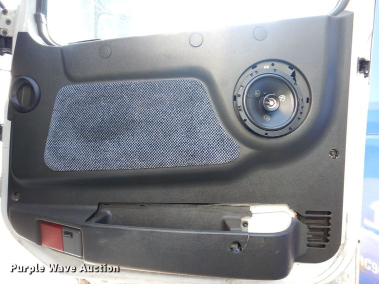 image for item KR9115 1999 Volvo VNL670  semi truck