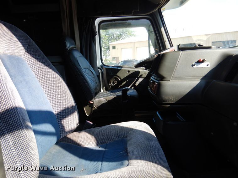 image for item KR9115 1999 Volvo VNL670  semi truck