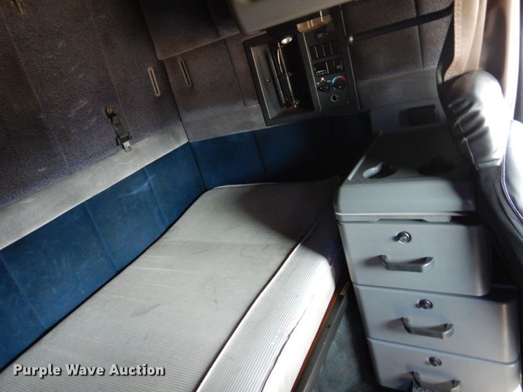 image for item KR9115 1999 Volvo VNL670  semi truck