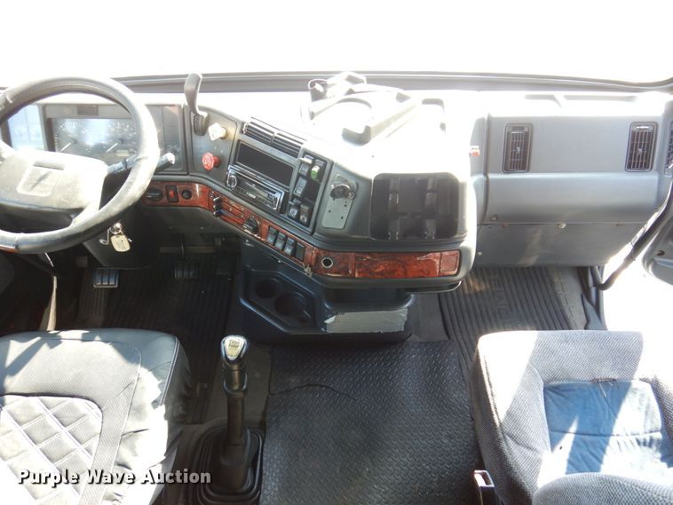 image for item KR9115 1999 Volvo VNL670  semi truck