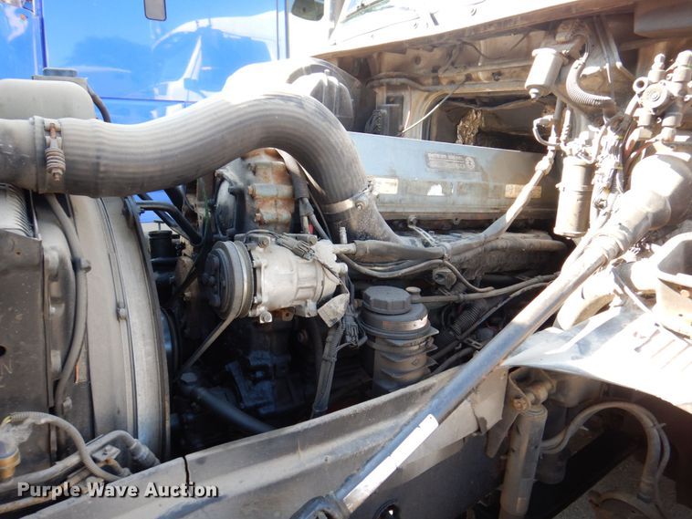 image for item KR9115 1999 Volvo VNL670  semi truck