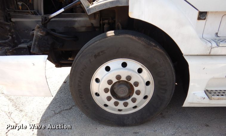 image for item KR9115 1999 Volvo VNL670  semi truck