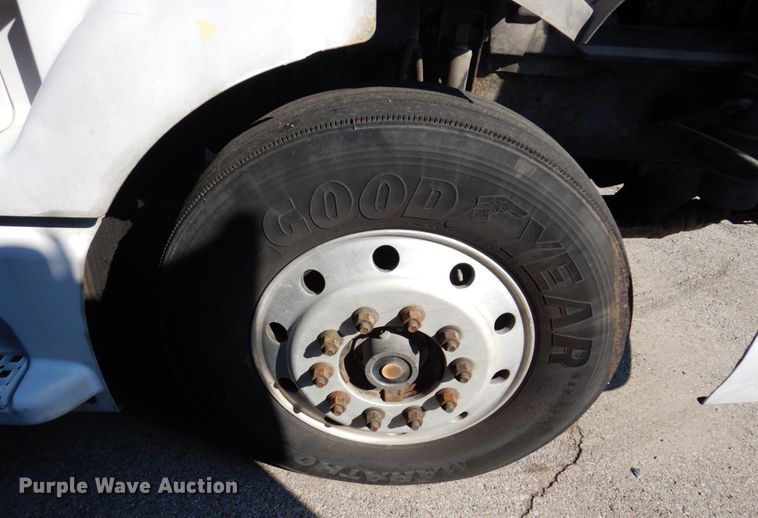 image for item KR9115 1999 Volvo VNL670  semi truck