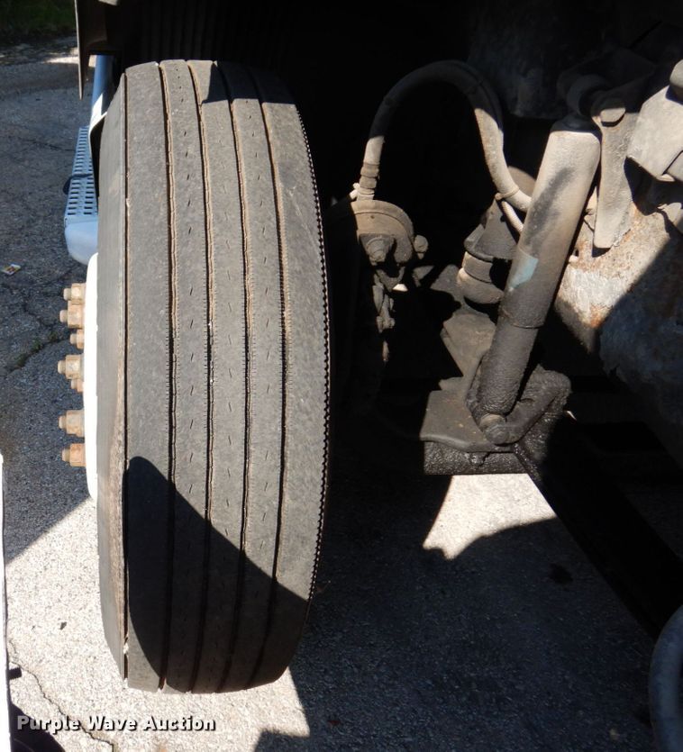 image for item KR9115 1999 Volvo VNL670  semi truck