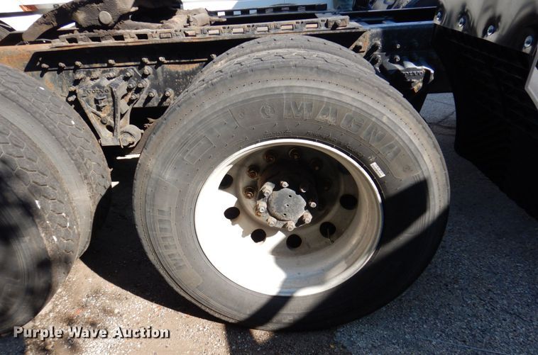 image for item KR9115 1999 Volvo VNL670  semi truck