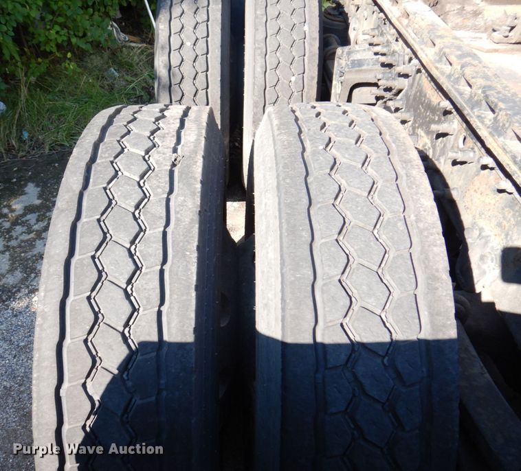 image for item KR9115 1999 Volvo VNL670  semi truck