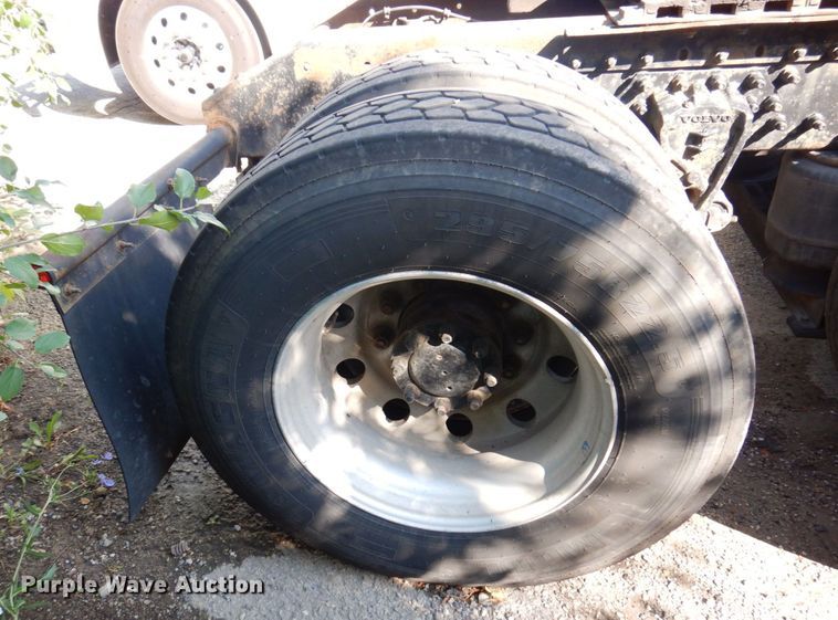 image for item KR9115 1999 Volvo VNL670  semi truck