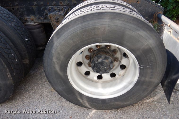 image for item KR9115 1999 Volvo VNL670  semi truck