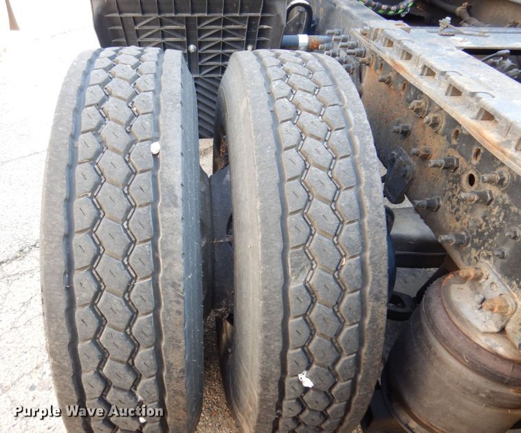 image for item KR9115 1999 Volvo VNL670  semi truck