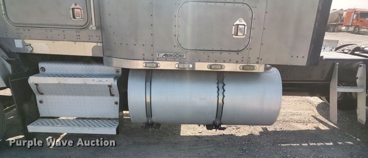 image for item LK9042 1996 Kenworth T800  truck cab and chassis