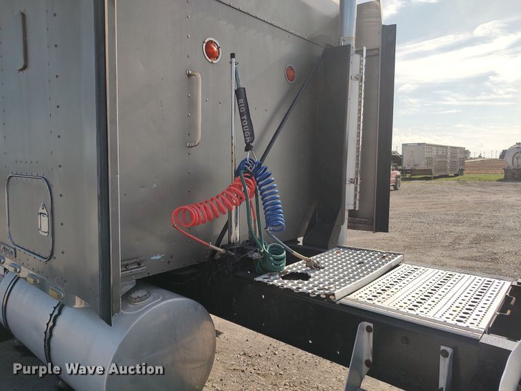 image for item LK9042 1996 Kenworth T800  truck cab and chassis