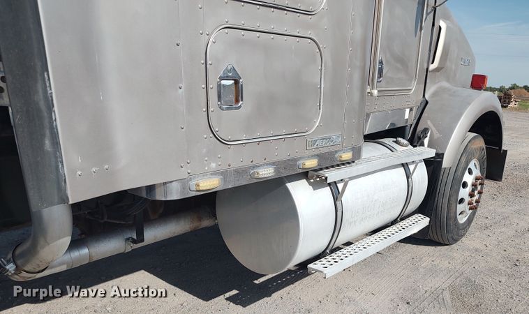 image for item LK9042 1996 Kenworth T800  truck cab and chassis