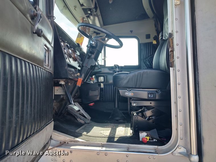 image for item LK9042 1996 Kenworth T800  truck cab and chassis