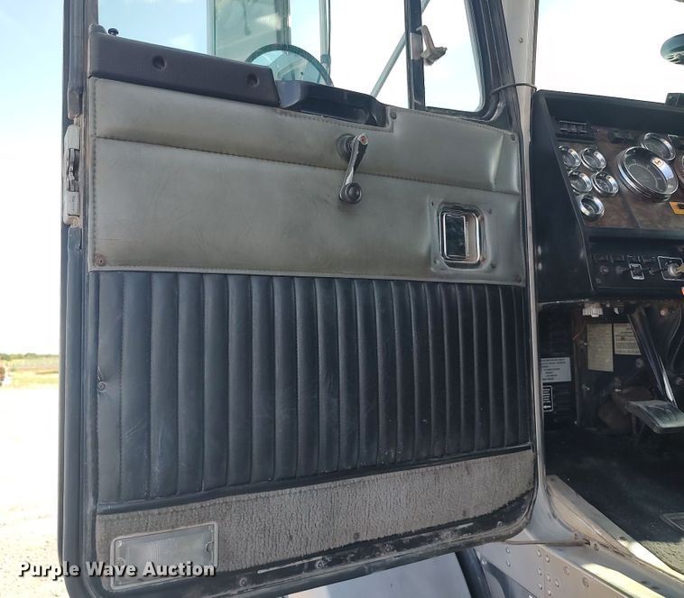 image for item LK9042 1996 Kenworth T800  truck cab and chassis