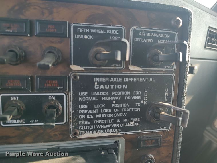 image for item LK9042 1996 Kenworth T800  truck cab and chassis