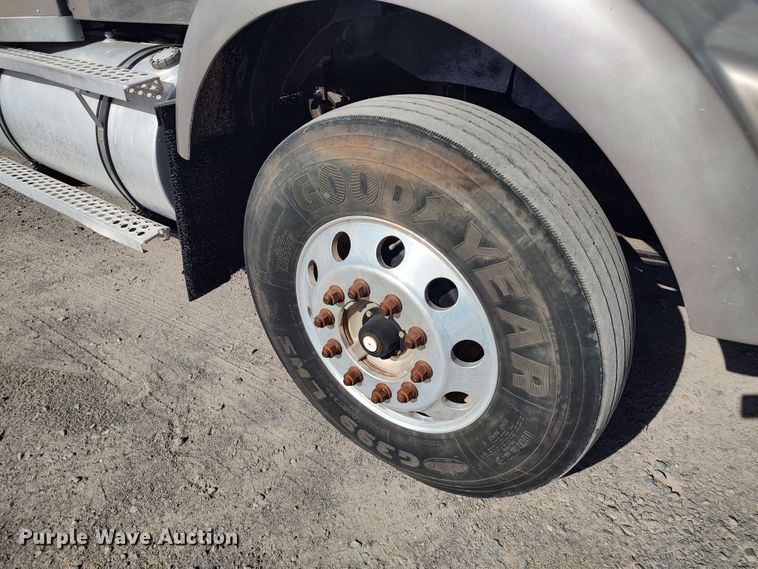 image for item LK9042 1996 Kenworth T800  truck cab and chassis