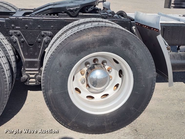 image for item LK9042 1996 Kenworth T800  truck cab and chassis