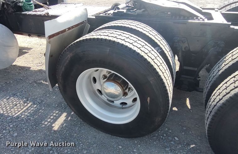 image for item LK9042 1996 Kenworth T800  truck cab and chassis