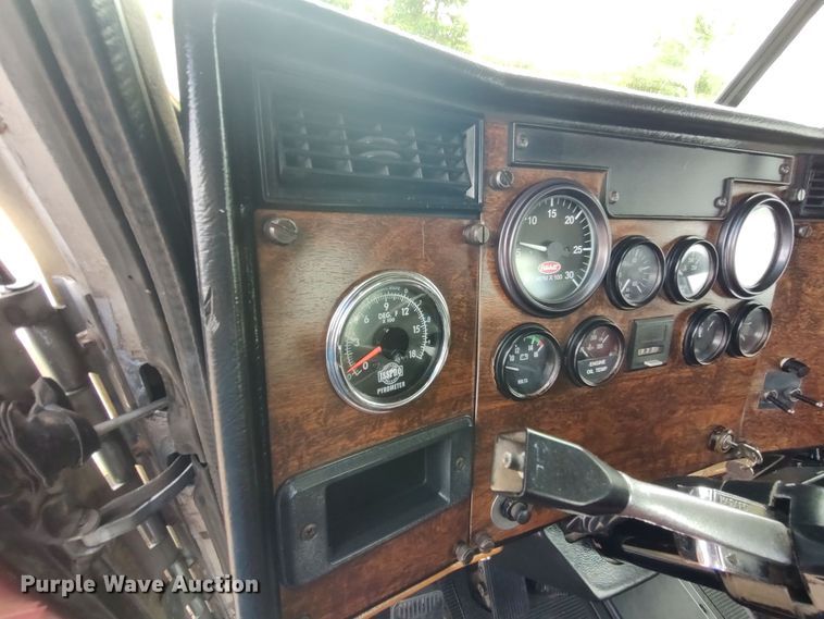 image for item LK9095 1994 Peterbilt 379  semi truck