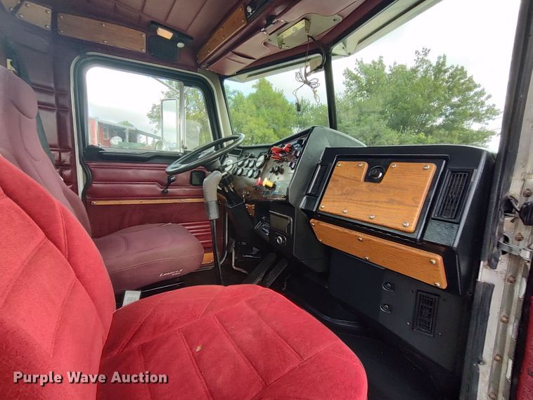 image for item LK9095 1994 Peterbilt 379  semi truck