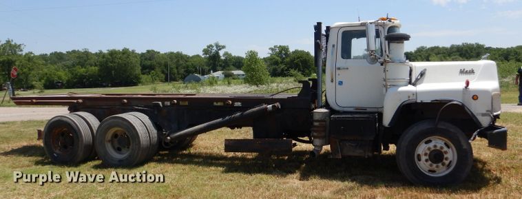 image for item LP9373 1999 Mack 600 DM Maxidyne  roll-off container truck