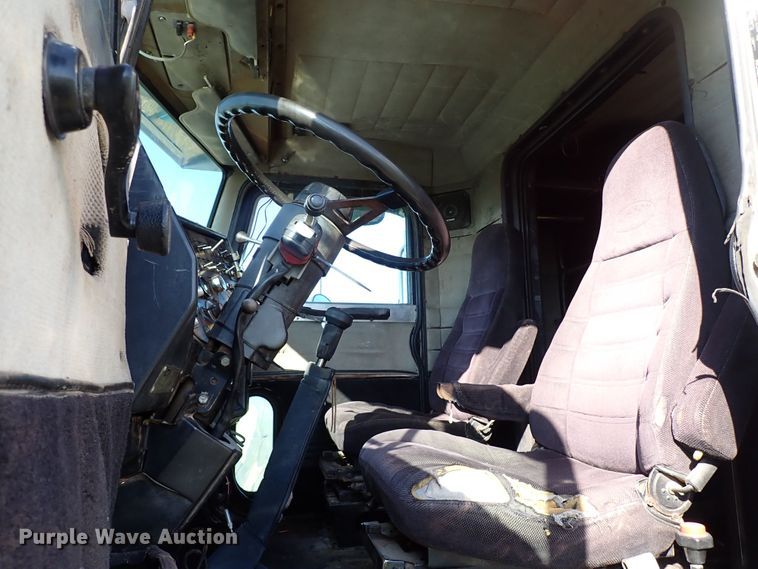 image for item LU9272 1987 Peterbilt 379  semi truck