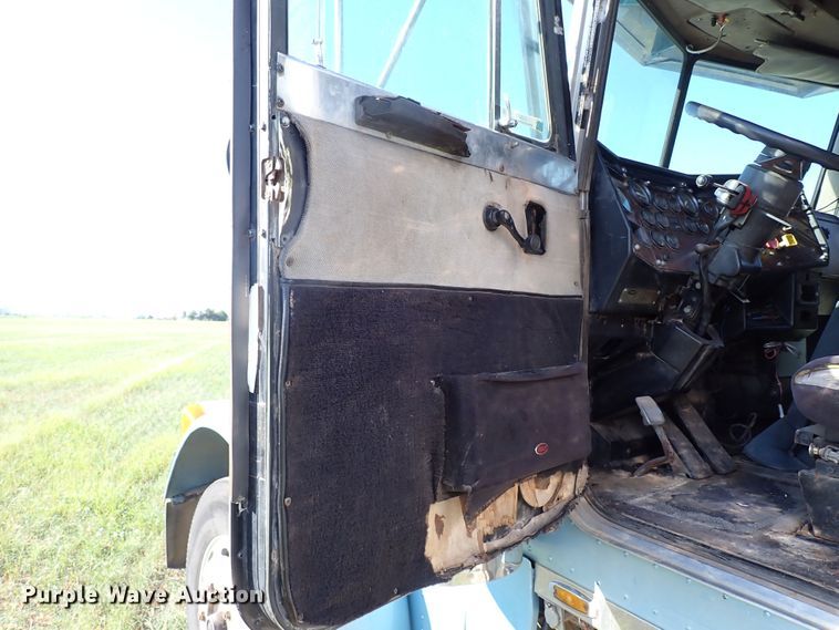 image for item LU9272 1987 Peterbilt 379  semi truck