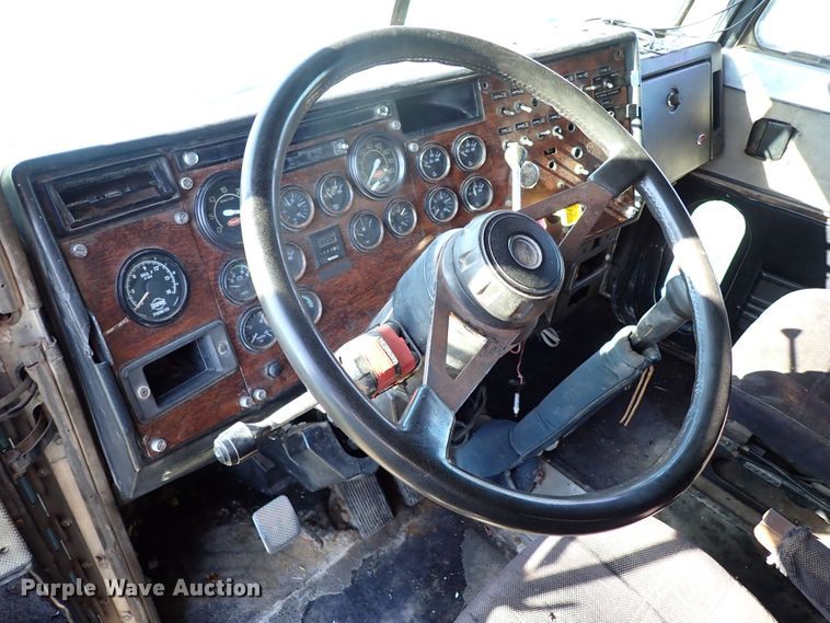 image for item LU9272 1987 Peterbilt 379  semi truck