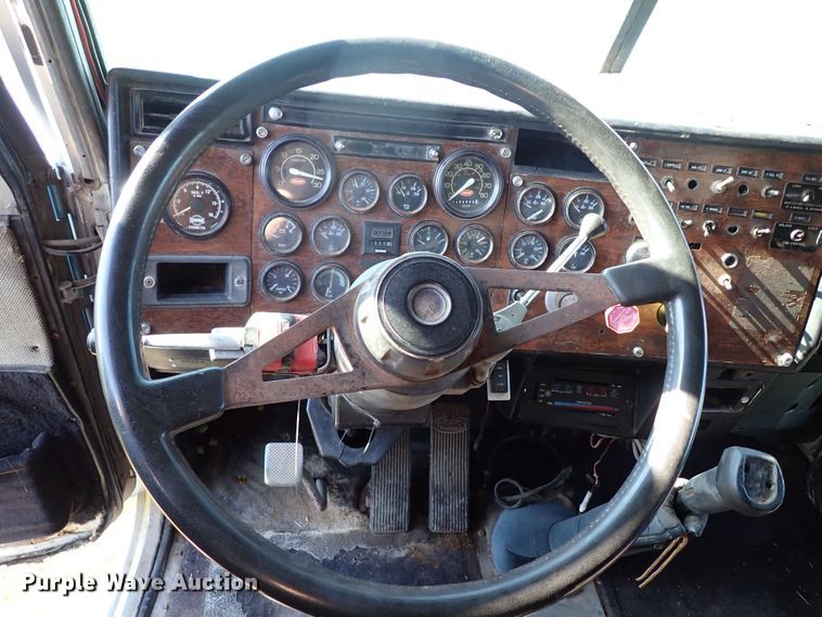 image for item LU9272 1987 Peterbilt 379  semi truck