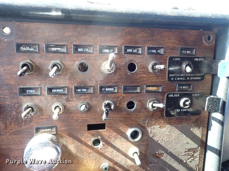 image for item LU9272 1987 Peterbilt 379  semi truck