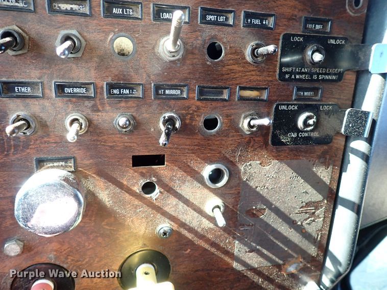 image for item LU9272 1987 Peterbilt 379  semi truck