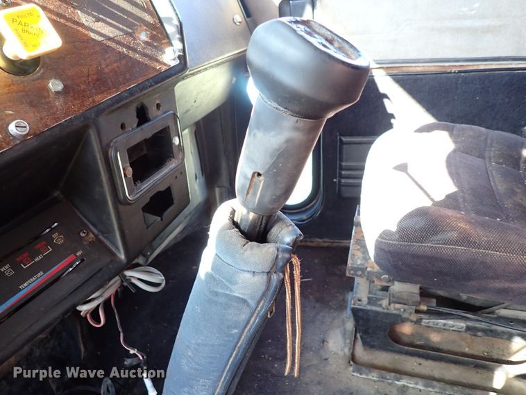 image for item LU9272 1987 Peterbilt 379  semi truck